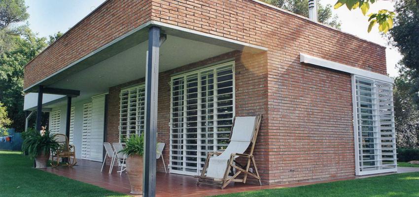 Porche, Jardin style moderno color marron, blanco, gris  diseñado por Núria Cantó | Arquitecto 