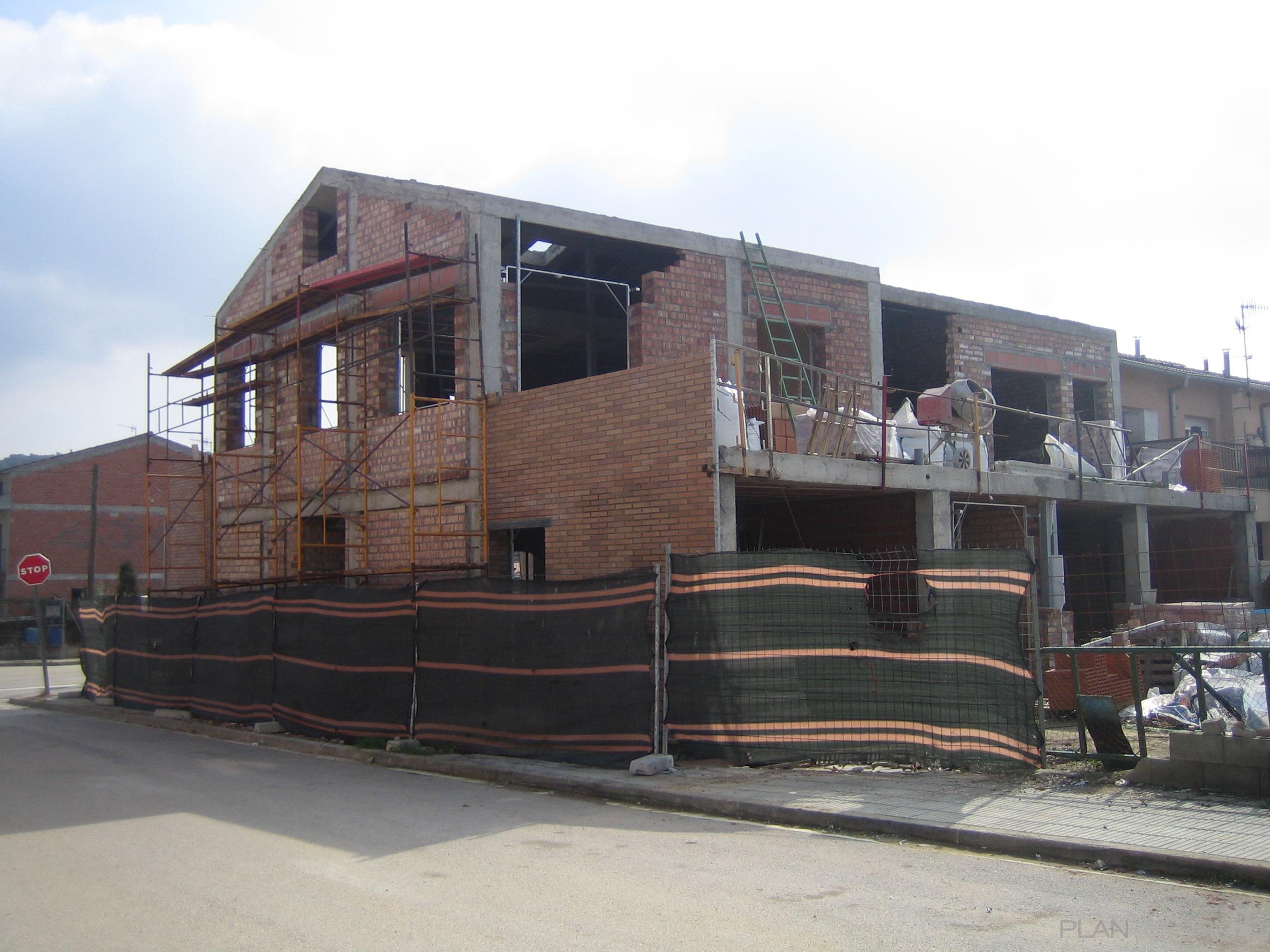 Exterior style moderno color marron, beige  diseñado por Núria Cantó | Arquitecto 