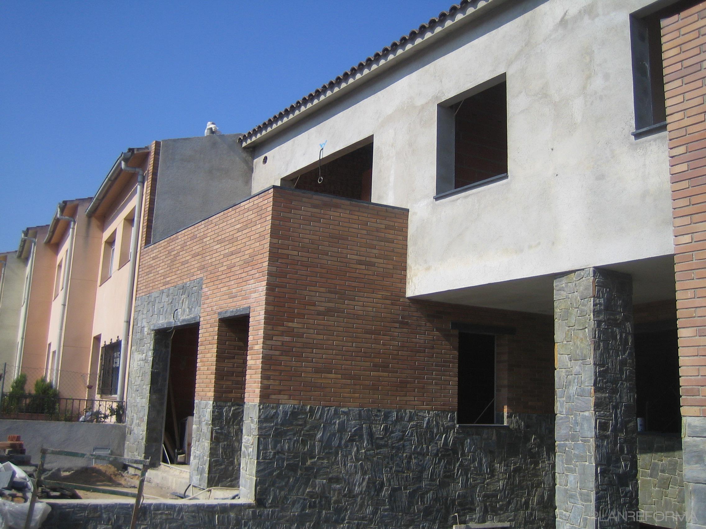 Exterior style moderno color marron, gris, gris  diseñado por Núria Cantó | Arquitecto 