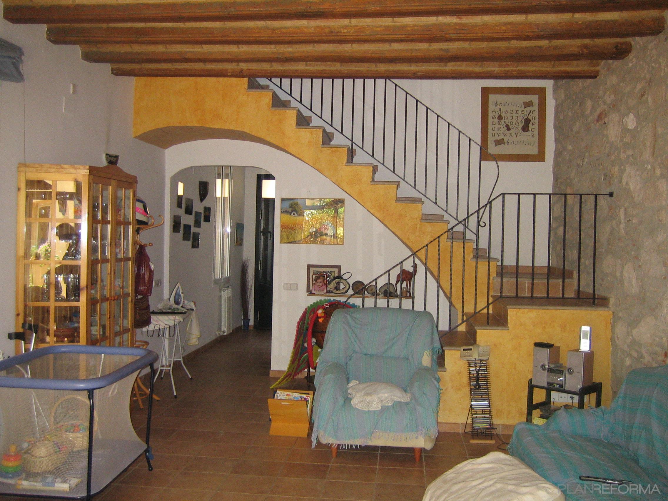 Salon, Escalera style rustico color ocre, marron, marron, blanco  diseñado por Núria Cantó | Arquitecto 