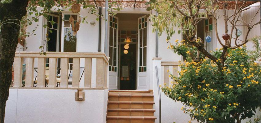 Porche, Jardin style tradicional color marron, blanco  diseñado por Núria Cantó | Arquitecto 