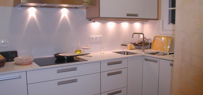 Cocina style moderno color marron, blanco  diseñado por Núria Cantó | Arquitecto 