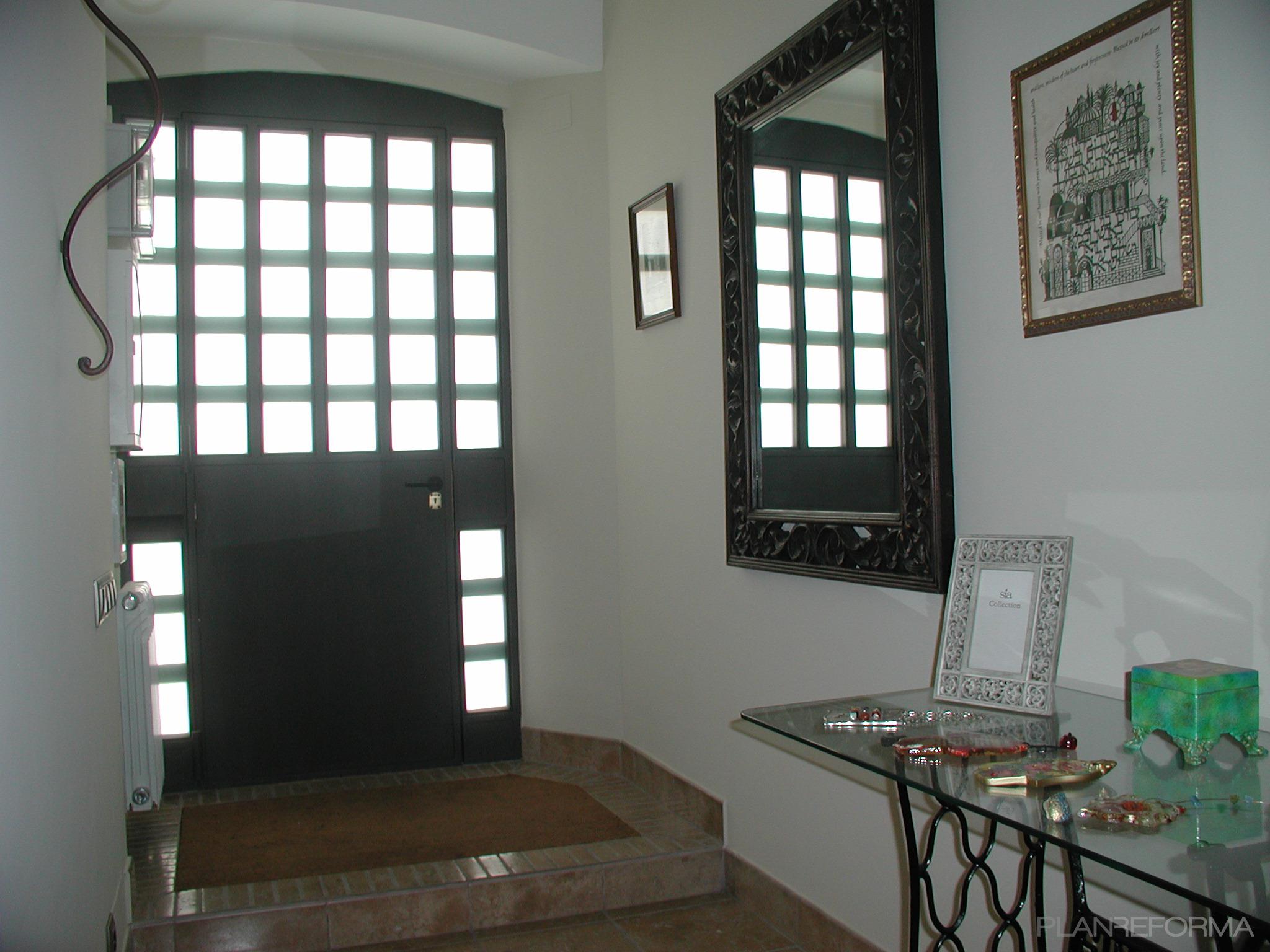 Recibidor style clasico color marron, blanco, negro  diseñado por Núria Cantó | Arquitecto 