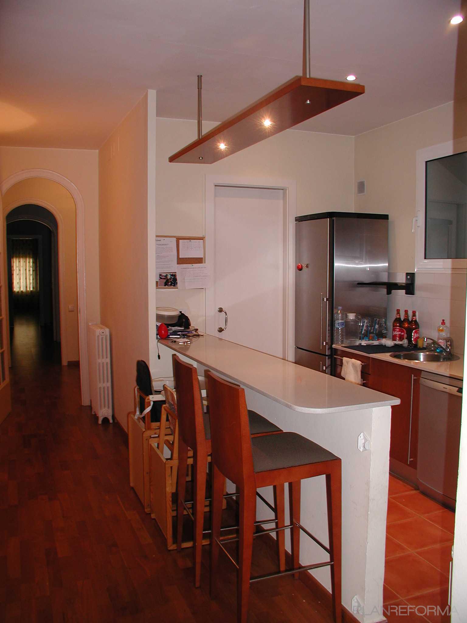 Cocina style contemporaneo color blanco, bronce  diseñado por Núria Cantó | Arquitecto 