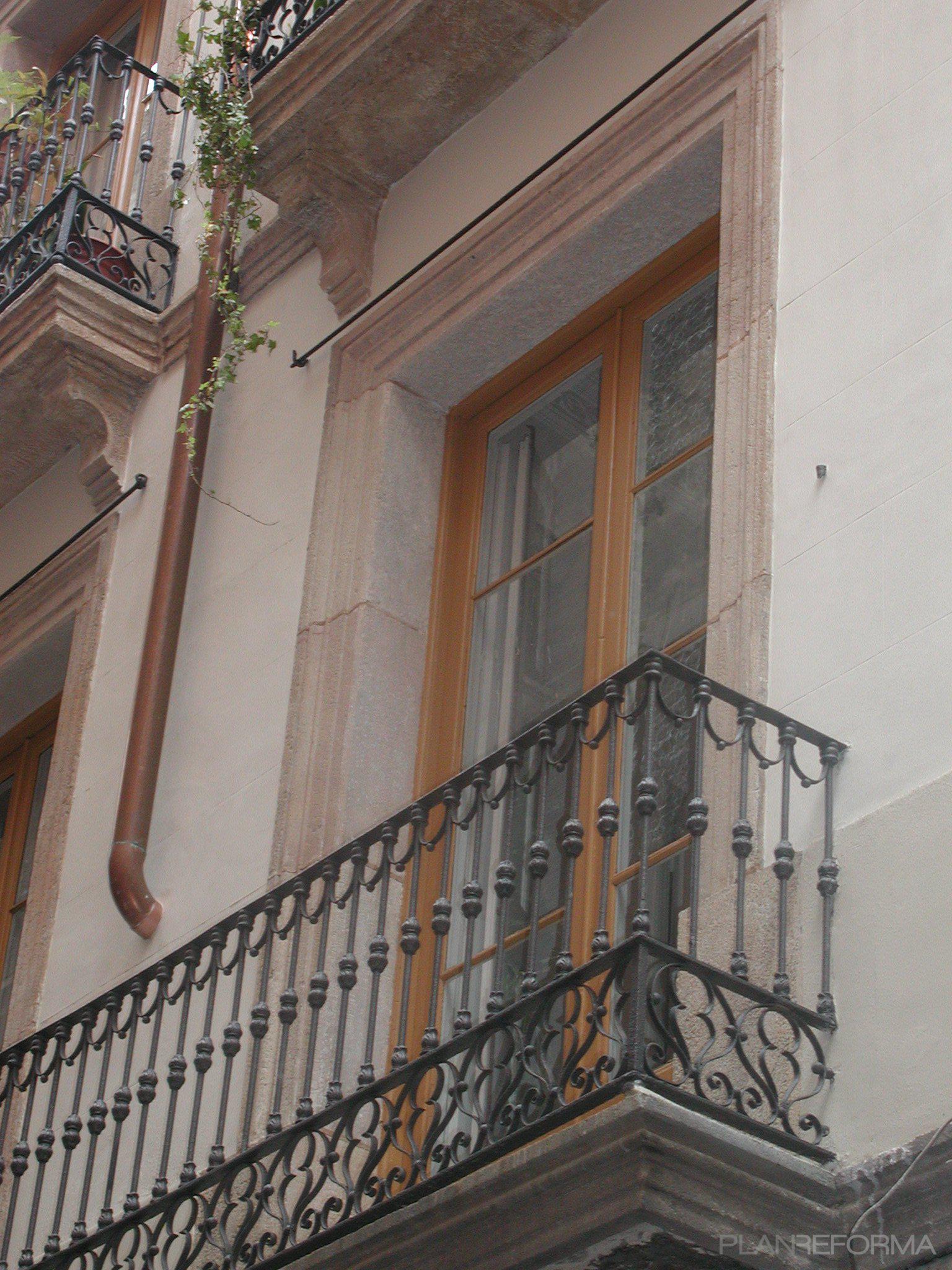 Balcon, Exterior style clasico color beige, blanco, negro, bronce  diseñado por Núria Cantó | Arquitecto 