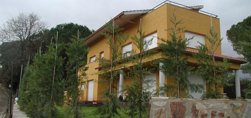 Exterior style tradicional color marron, marron, blanco, gris  diseñado por Núria Cantó | Arquitecto 