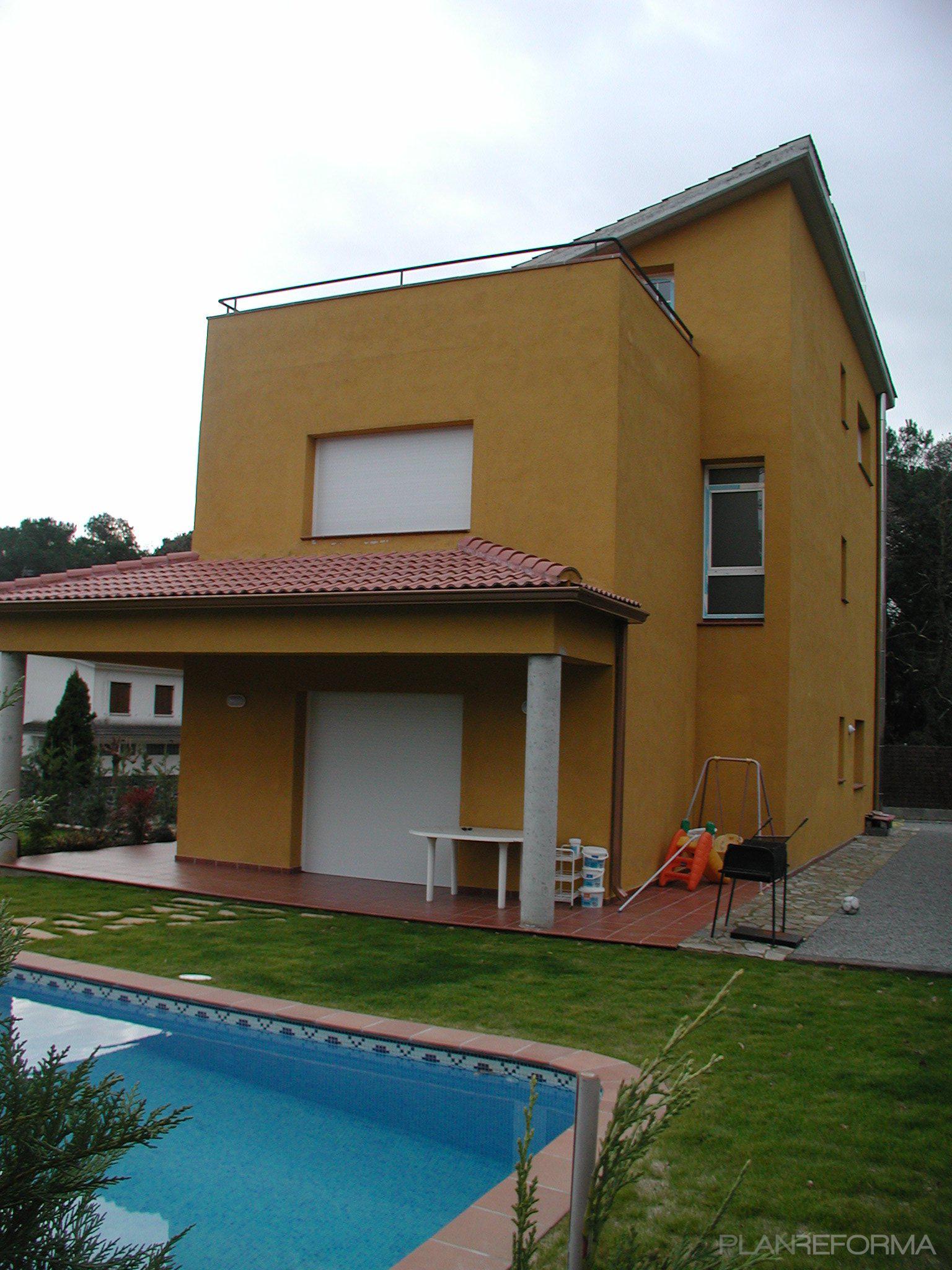 Porche, Jardin style tradicional color marron, marron, marron, gris  diseñado por Núria Cantó | Arquitecto 