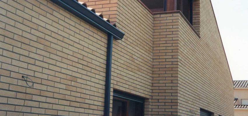 Exterior style contemporaneo color marron, gris  diseñado por Núria Cantó | Arquitecto 