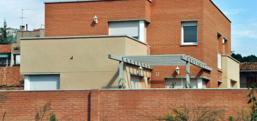 Exterior style contemporaneo color marron, amarillo  diseñado por Núria Cantó | Arquitecto 