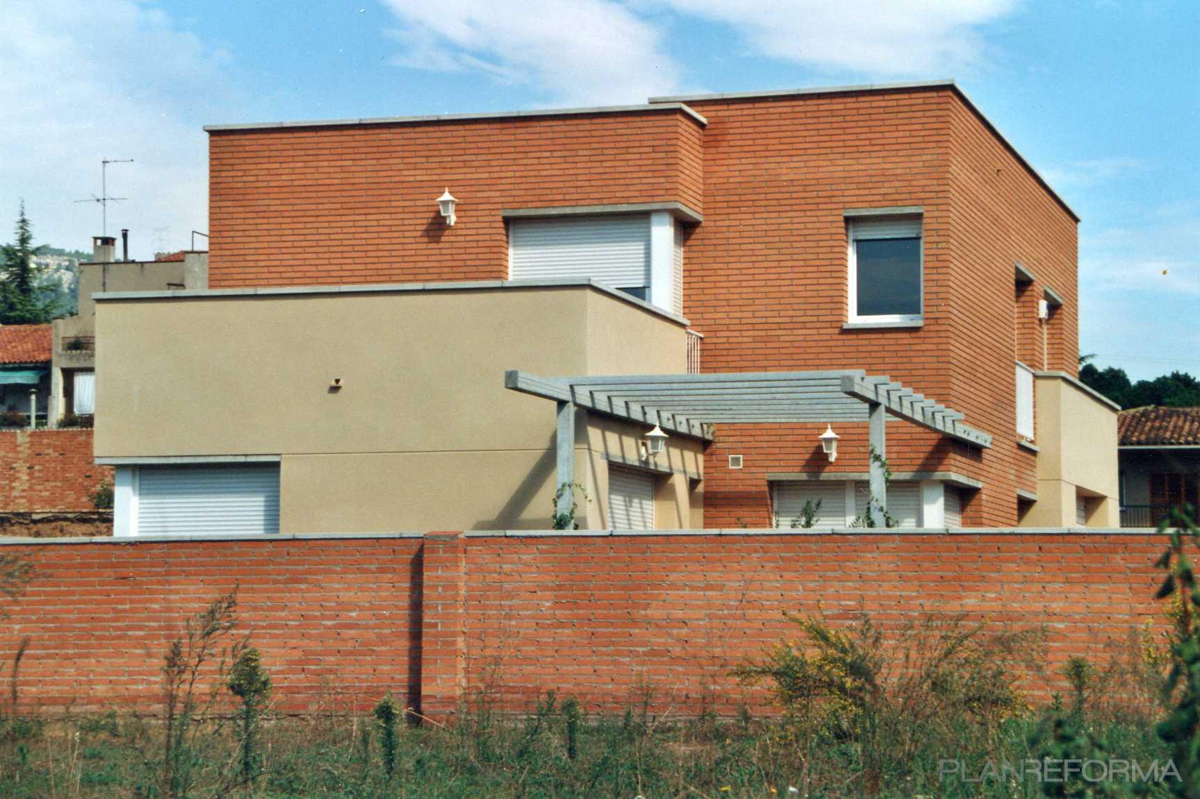 Exterior style contemporaneo color marron, amarillo  diseñado por Núria Cantó | Arquitecto 