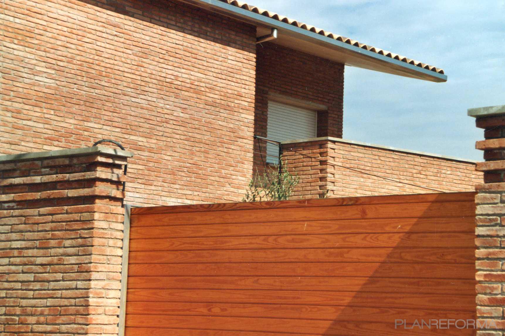 Balcon, Exterior style contemporaneo color marron, blanco  diseñado por Núria Cantó | Arquitecto 