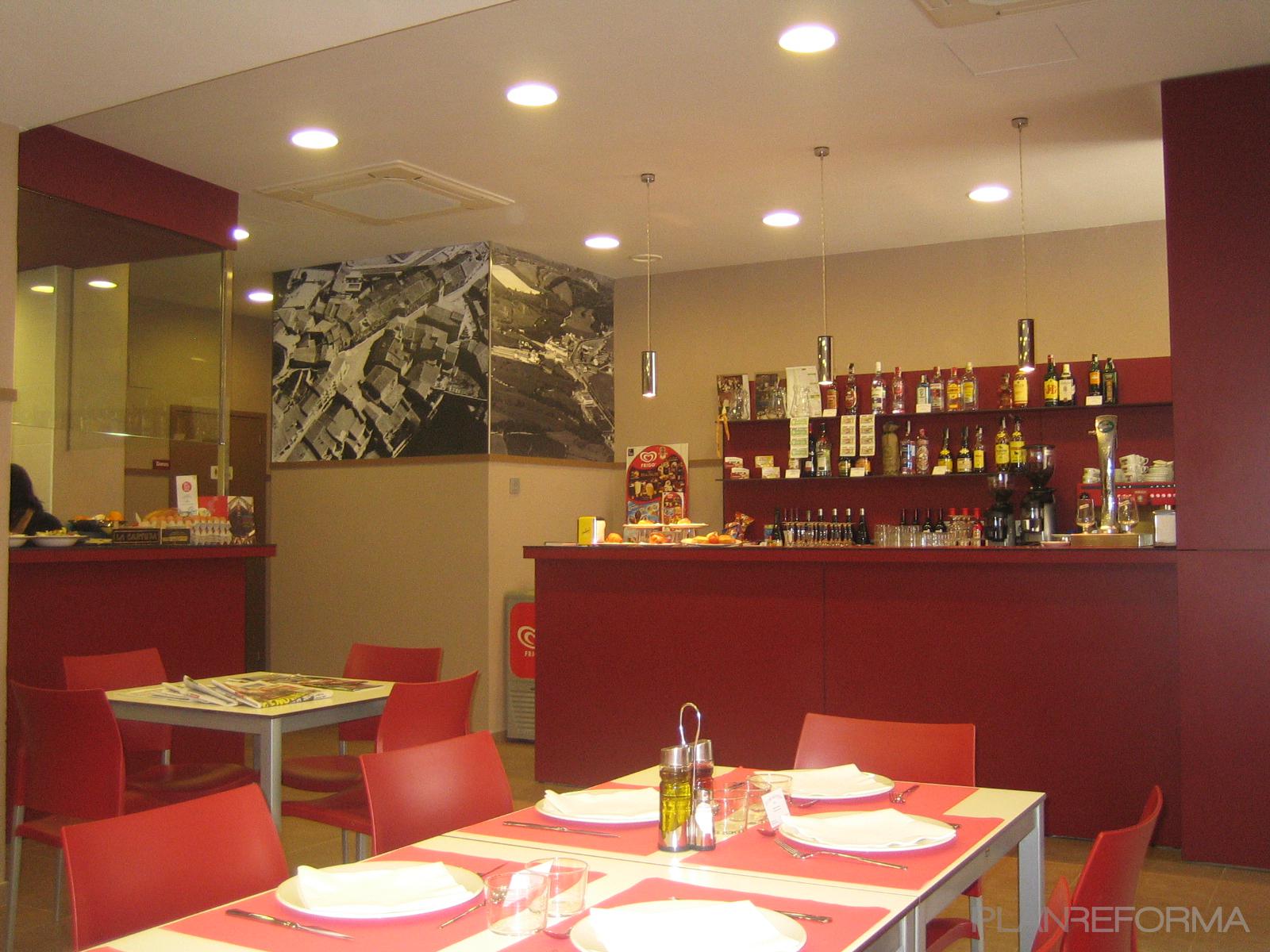 Bar style moderno color rojo, amarillo  diseñado por Núria Cantó | Arquitecto 