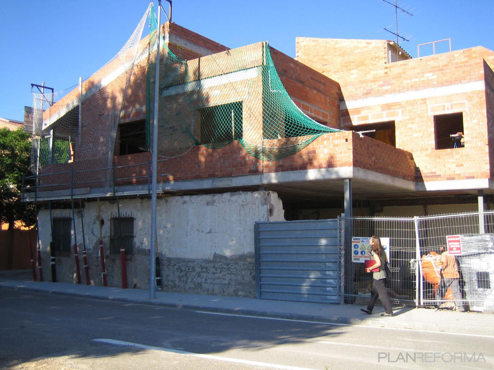 Exterior style contemporaneo color amarillo  diseñado por Núria Cantó | Arquitecto 