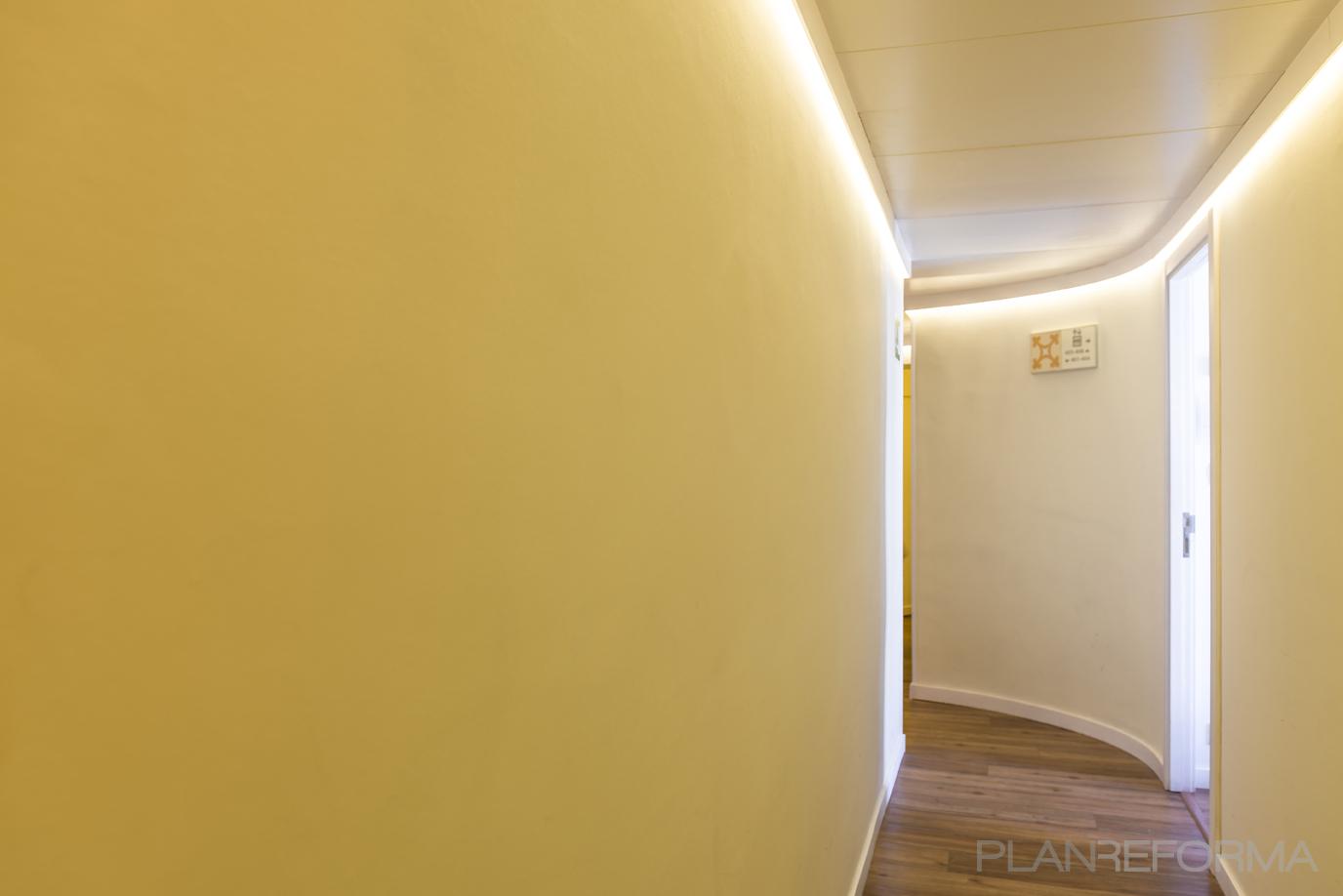 Pasillo Estilo mediterraneo Color amarillo, marron, blanco  diseñado por Reformas by Batua | Interiorista | Copyright Mercè Gost Photo Copyright