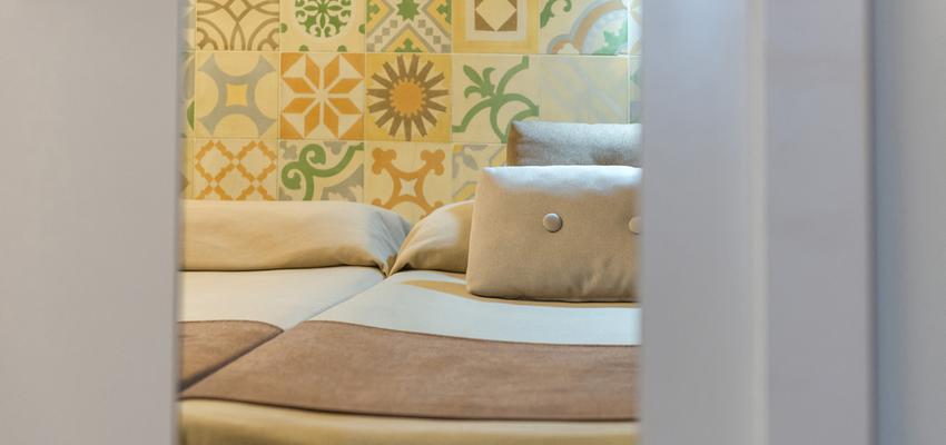 Dormitorio Estilo mediterraneo Color marron, amarillo, amarillo, blanco  diseñado por Reformas by Batua | Interiorista | Copyright Mercè Gost Photo Copyright