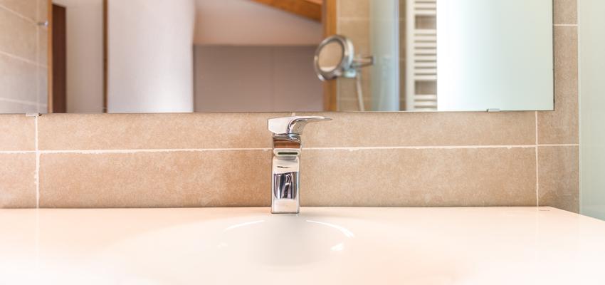 Baño Estilo contemporaneo Color beige, blanco, plateado  diseñado por Reformas by Batua | Interiorista | Copyright Design by Batua Interiores Creativos (www.batua.es) | Photo: Mercè Gost Photo (www.mercegostphoto.com)