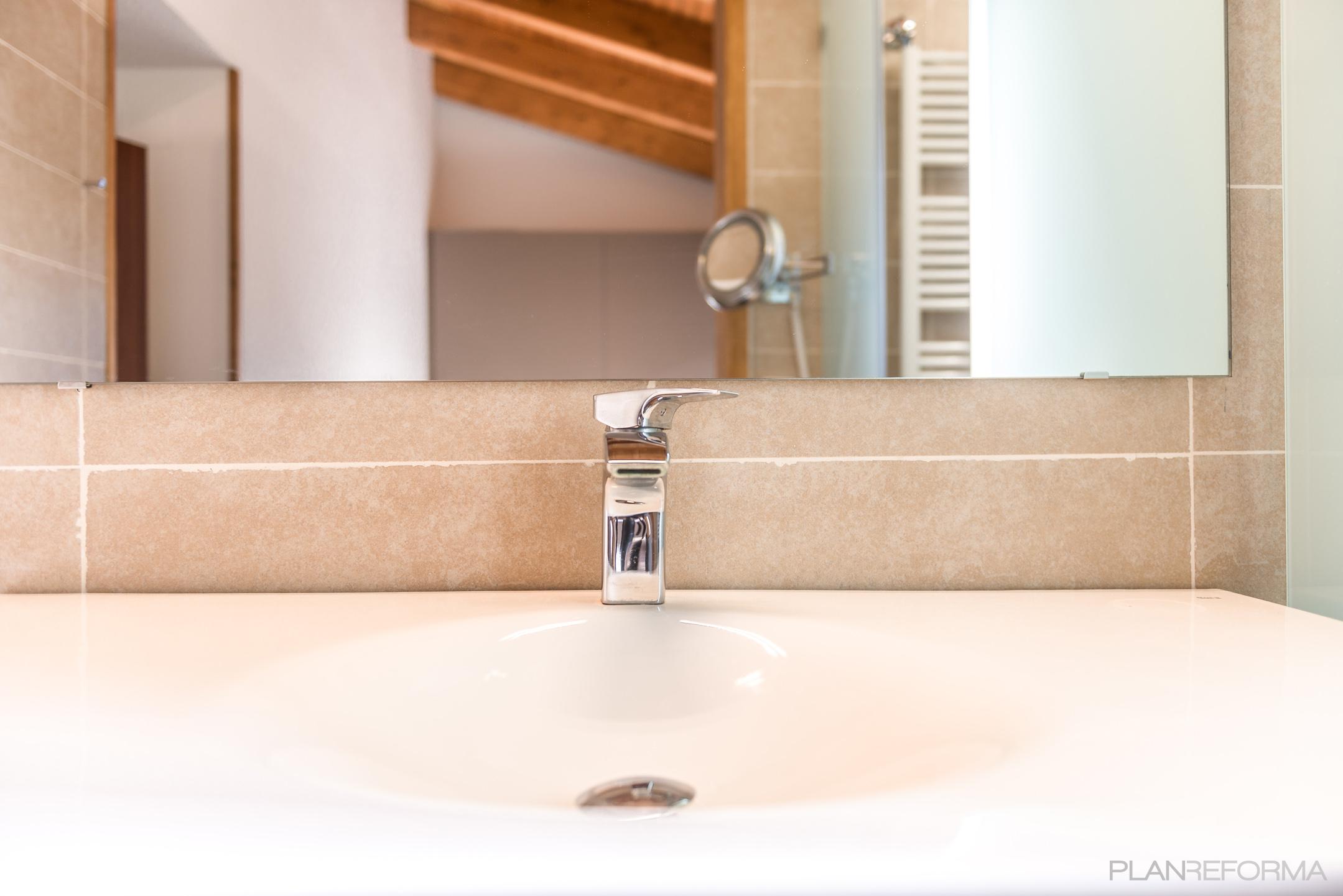 Baño Estilo contemporaneo Color beige, blanco, plateado  diseñado por Reformas by Batua | Interiorista | Copyright Design by Batua Interiores Creativos (www.batua.es) | Photo: Mercè Gost Photo (www.mercegostphoto.com)