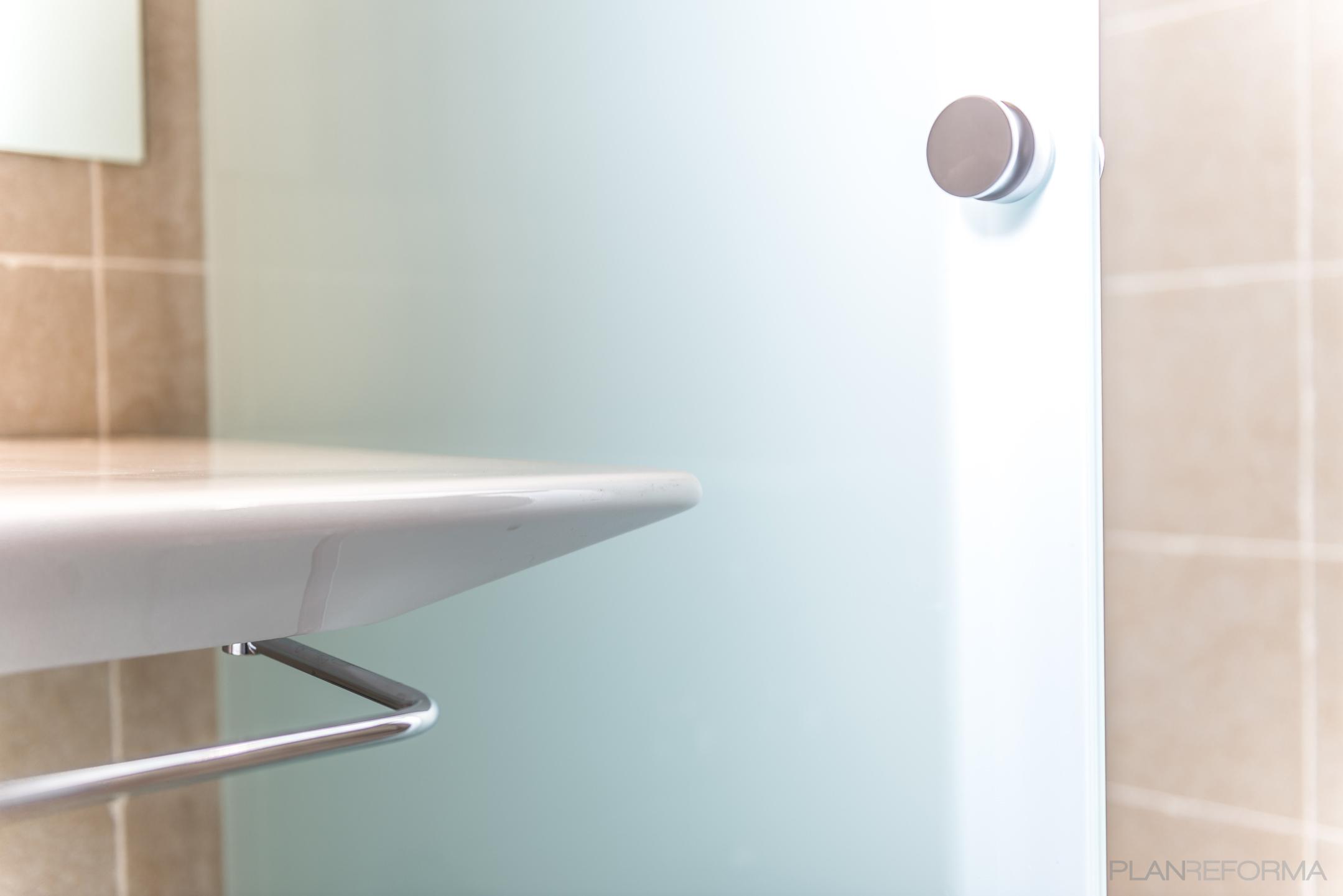 Baño Estilo contemporaneo Color azul cielo, blanco, gris  diseñado por Reformas by Batua | Interiorista | Copyright Design by Batua Interiores Creativos (www.batua.es) | Photo: Mercè Gost Photo (www.mercegostphoto.com)