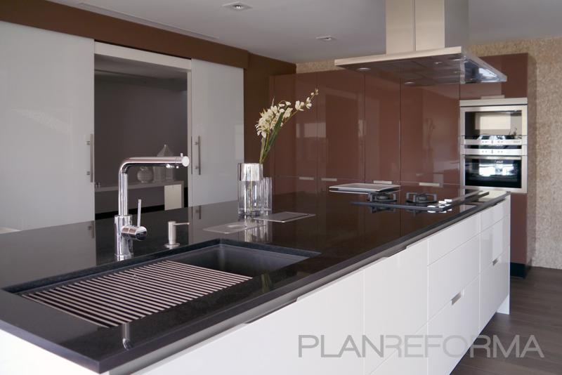 Cocina Estilo moderno Color marron
