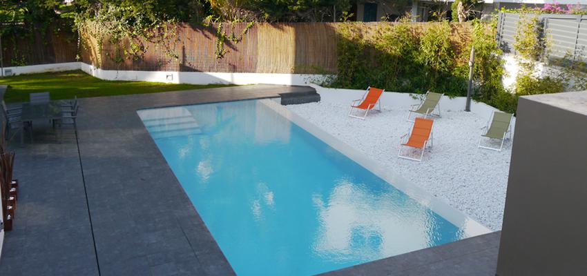 Piscina, Exterior, Jardin Estilo moderno Color azul cielo  diseñado por Fernando | Gremio | Copyright Cocinas y Baños