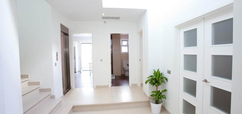 Recibidor, Pasillo, Escalera style contemporaneo color beige, blanco  diseñado por Disev Arquitectura | Arquitecto 