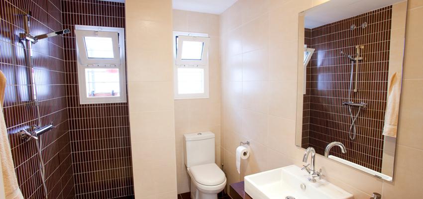 Baño style contemporaneo color beige, marron  diseñado por Disev Arquitectura | Arquitecto 