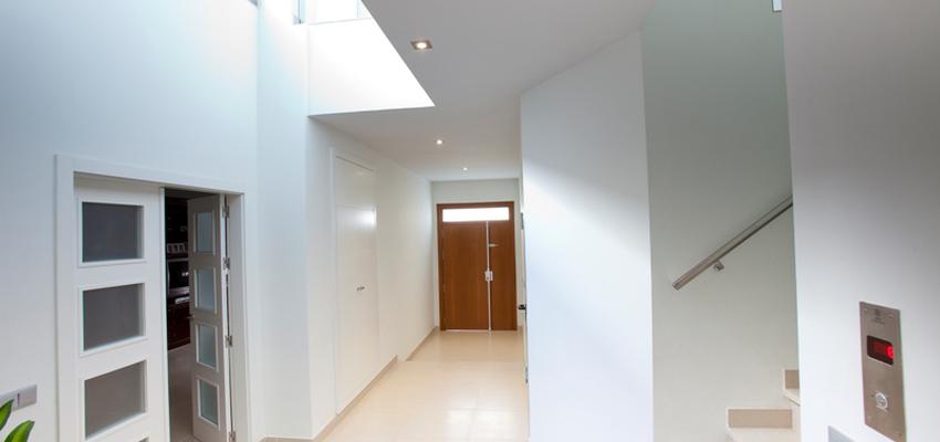 Recibidor, Pasillo style contemporaneo color blanco  diseñado por Disev Arquitectura | Arquitecto 