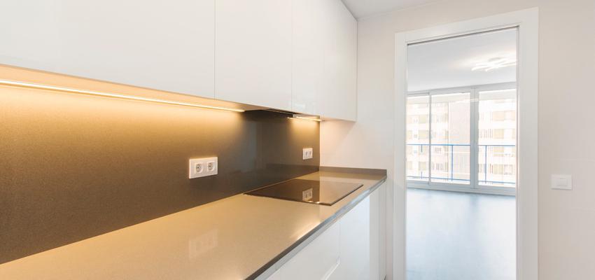 Cocina Estilo moderno Color ocre, verde, azul  diseñado por Márquez Obras y Servicios SL | Gremio | Copyright Márquez sl