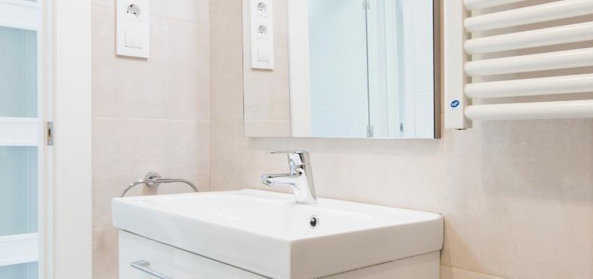 Baño Estilo moderno Color amarillo, azul cielo, rosa  diseñado por Márquez Obras y Servicios SL | Gremio | Copyright Márquez sl