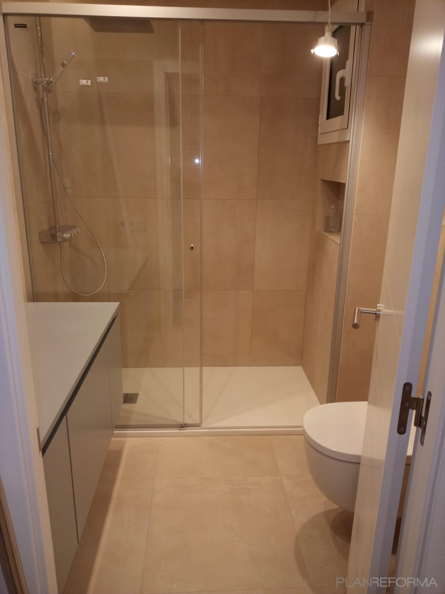 Baño Estilo moderno Color rojo, amarillo, azul cielo  diseñado por Márquez Obras y Servicios SL | Gremio | Copyright Márquezsl