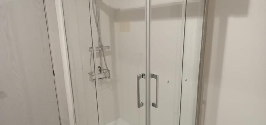 Baño Estilo moderno Color blanco, gris, gris oscuro  diseñado por ConstruRenova Proyectos Interiores | Reformista, constructor 