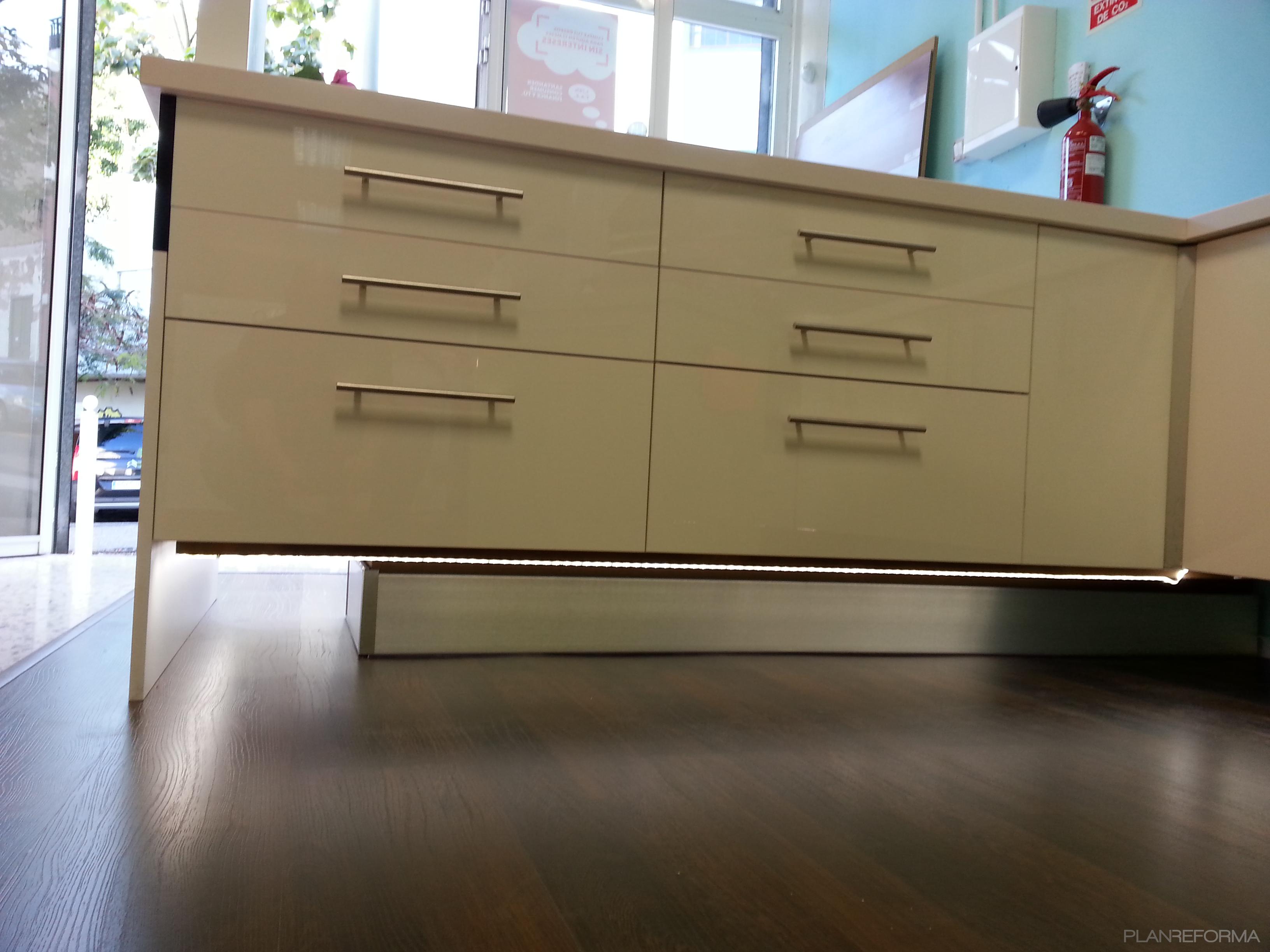 Cocina, Tienda style moderno color beige, marron  diseñado por Saami electrodomésticos y cocinas | Gremio | Copyright Foto de mi propiedad