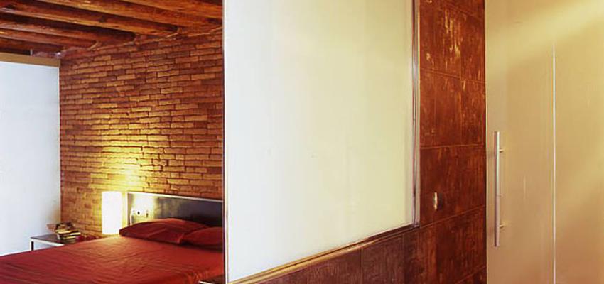 Loft Estilo moderno Color rojo, marron, marron  diseñado por LOFTinteriorisme | Interiorista | Copyright propietario