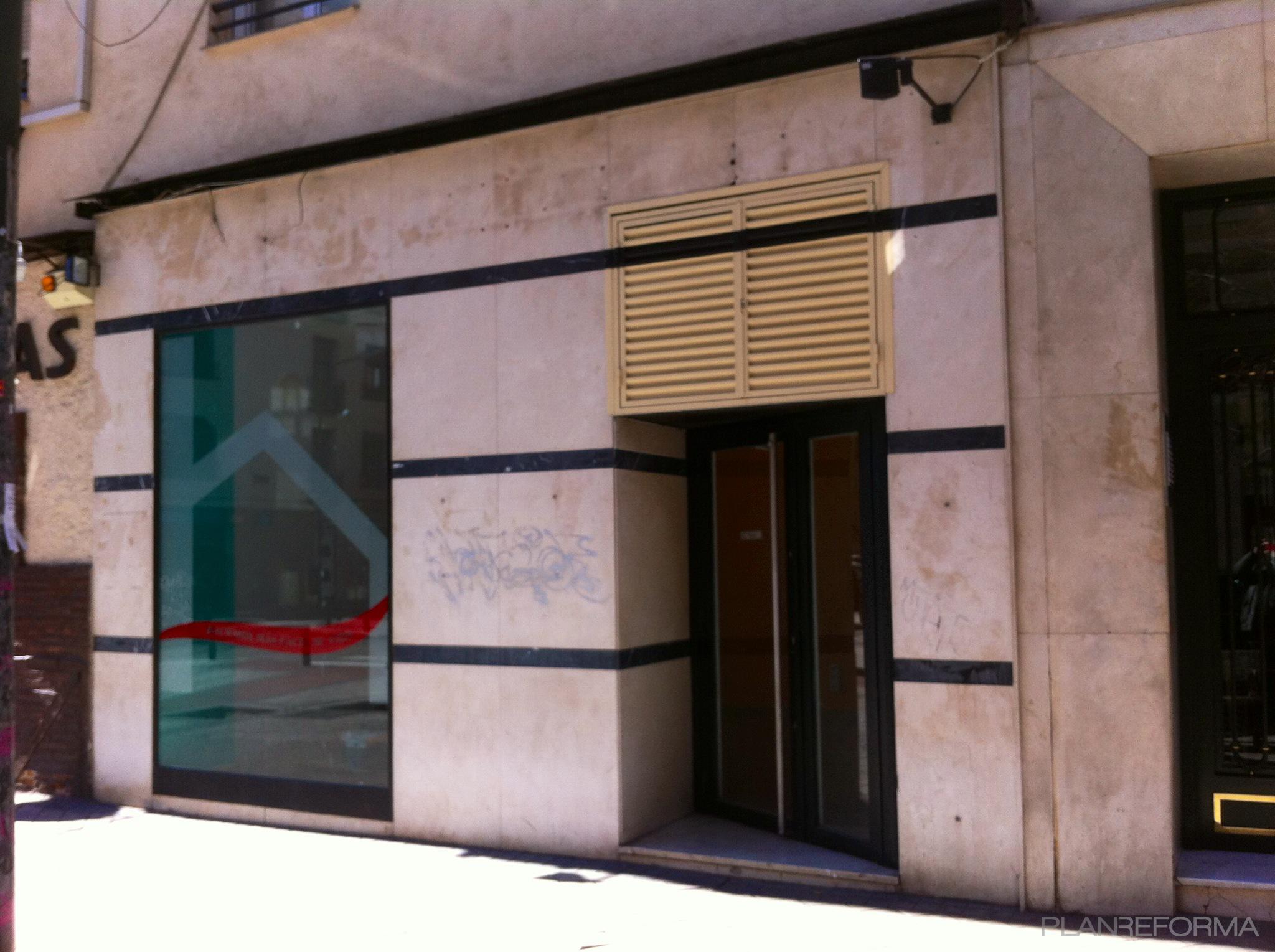 Exterior, Tienda style tradicional color gris, negro  diseñado por MejorA reformas integrales | Arquitecto 