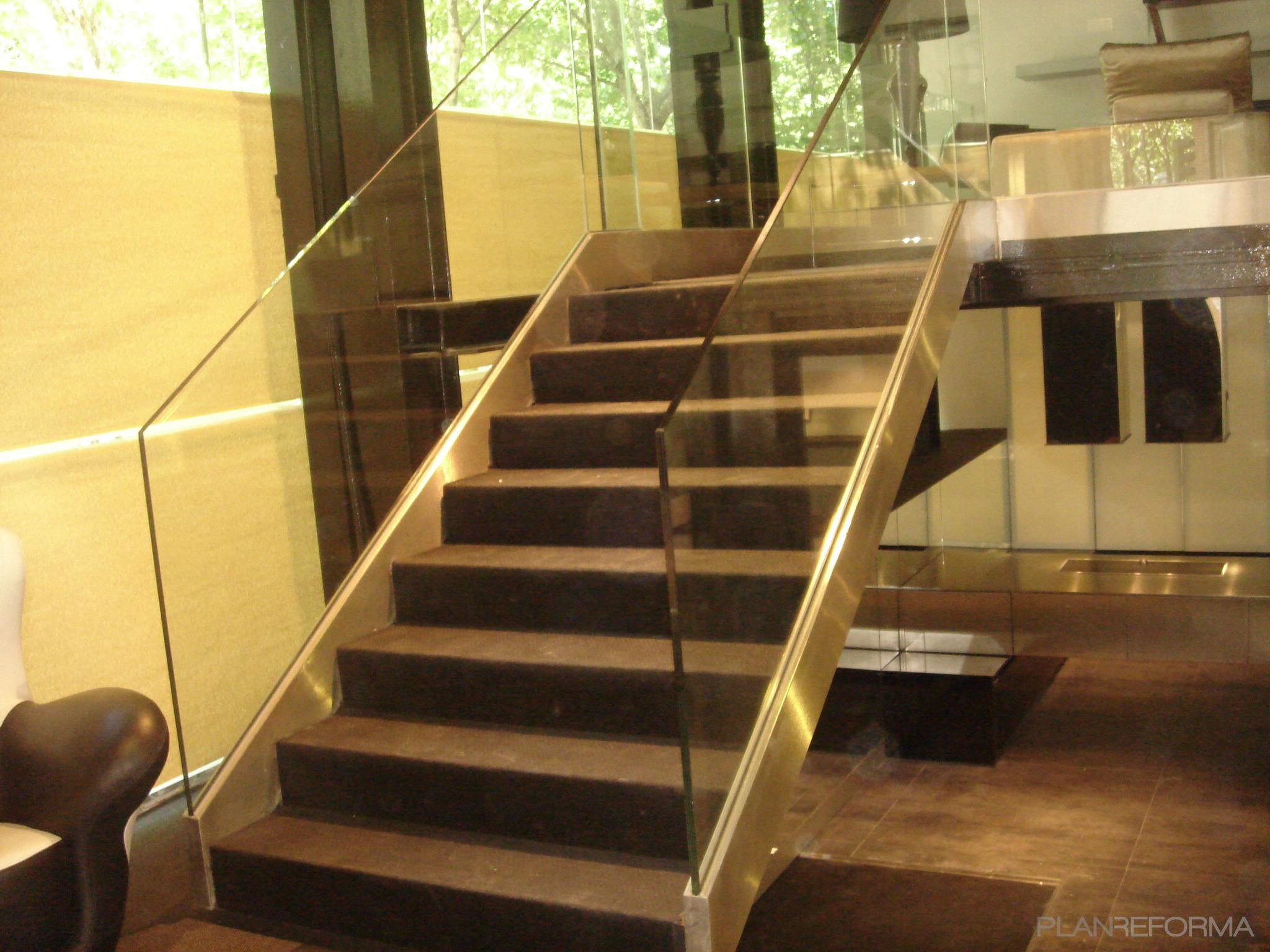 Escalera style contemporaneo color amarillo  diseñado por MejorA reformas integrales | Arquitecto | Copyright Isabel Ropero