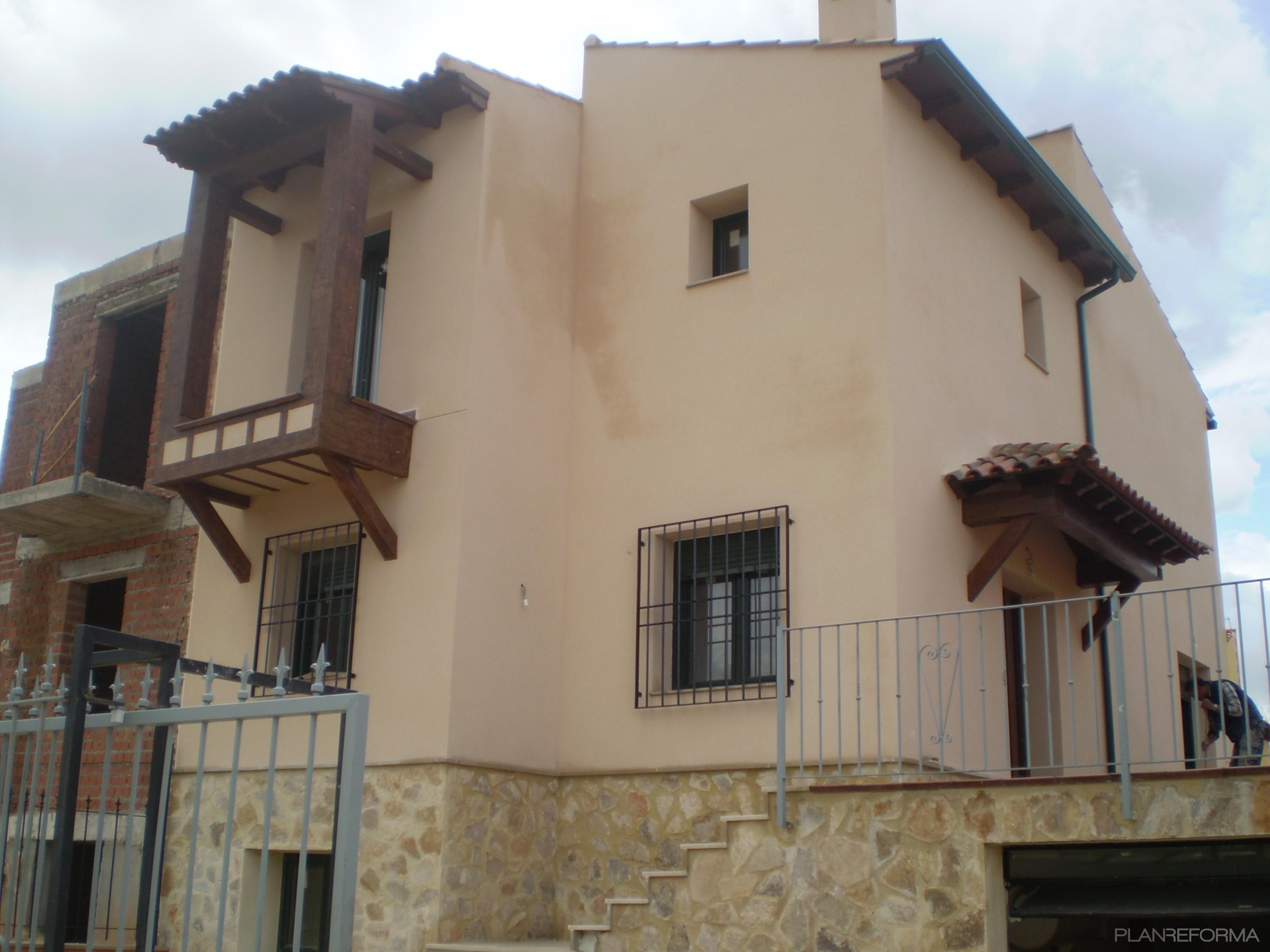 Balcon, Exterior style tradicional color beige, marron  diseñado por Mª Luisa Oviedo | Arquitecto 