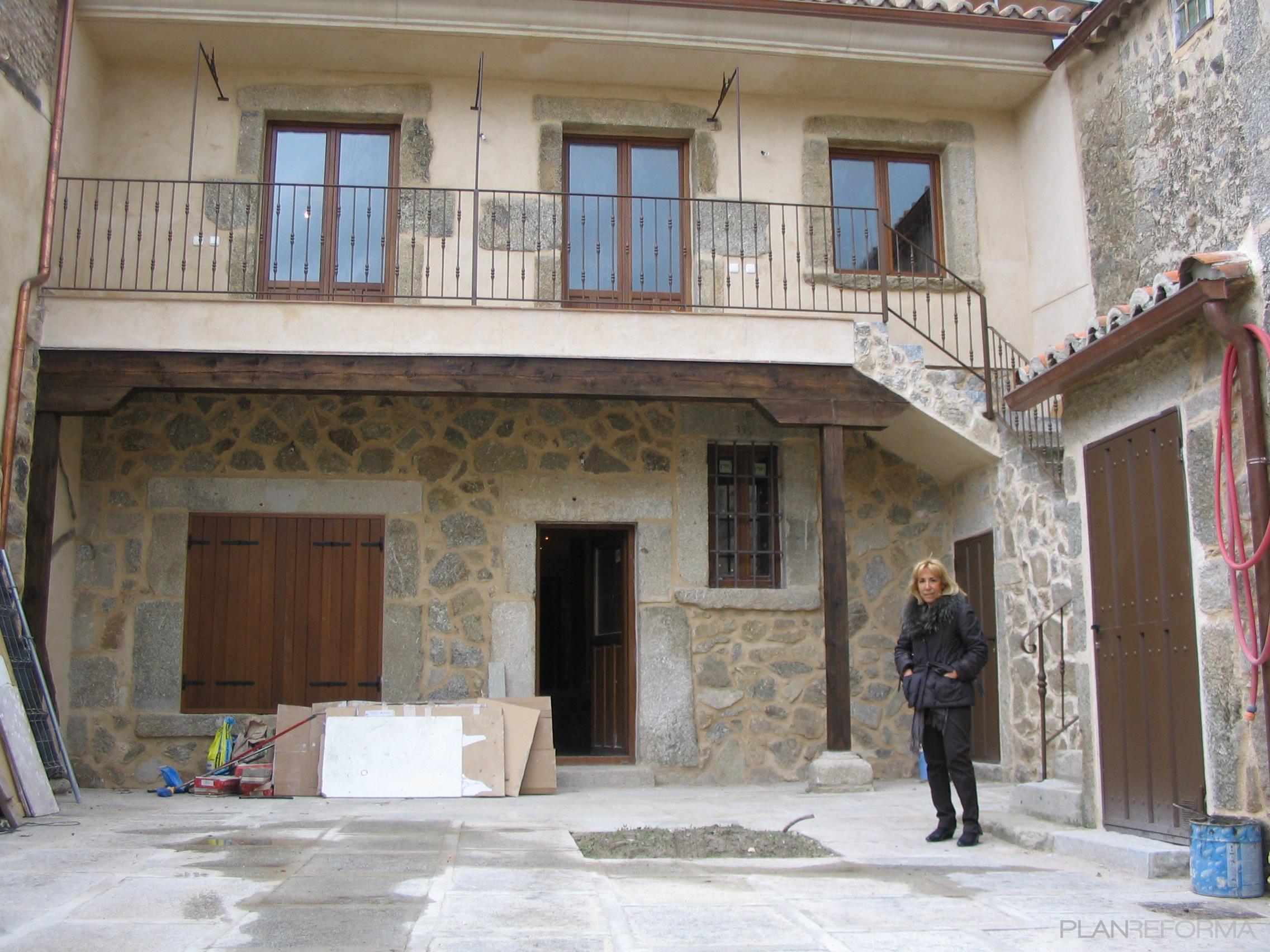 Balcon, Exterior style tradicional color beige, marron, blanco  diseñado por Mª Luisa Oviedo | Arquitecto 