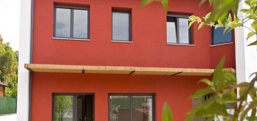 Exterior Estilo moderno Color rojo, verde, marron  diseñado por Luis Tort Alsina | Arquitecto | Copyright Soy el Arquitecto que proyecto i dirigió las obras de la vivienda