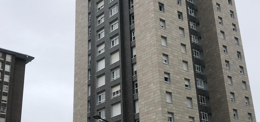 Exterior Estilo moderno Color rojo, azul, marron  diseñado por NEWTEC BAYRE S.L. | Gremio | Copyright JOSE MERINO