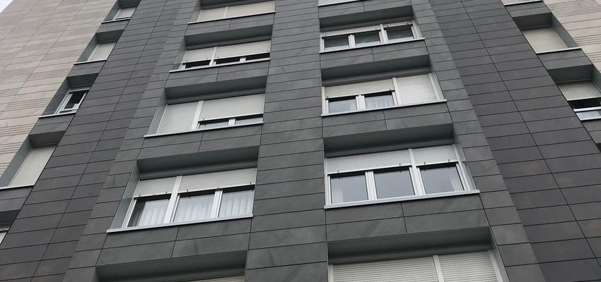 Exterior Estilo moderno Color rojo, azul, marron  diseñado por NEWTEC BAYRE S.L. | Gremio | Copyright JOSE MERINO