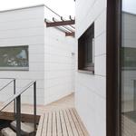 Exterior style moderno color marron, marron, blanco, gris