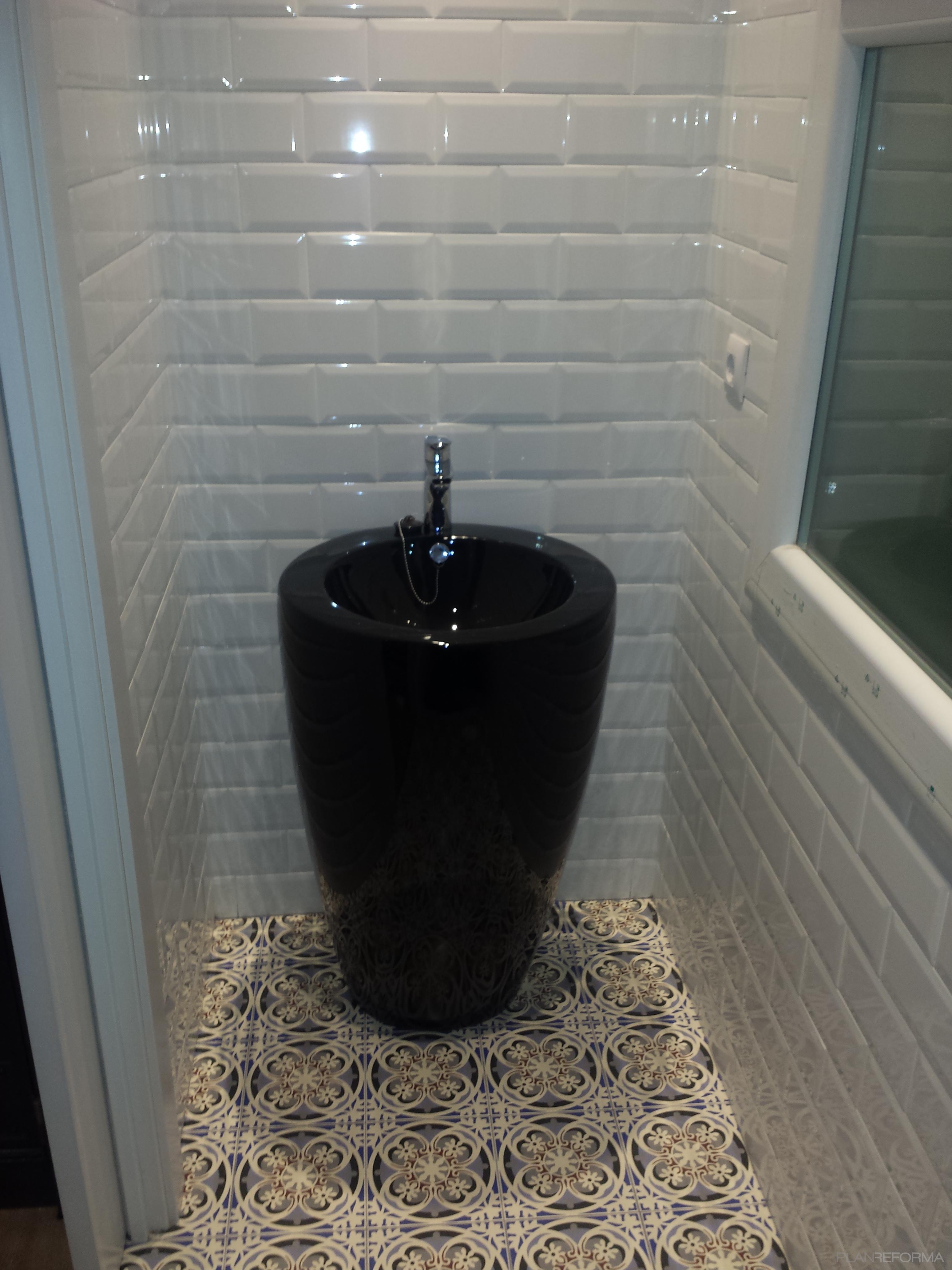 Baño style eclectico color blanco, negro  diseñado por ACIR | Arquitecto Técnico 