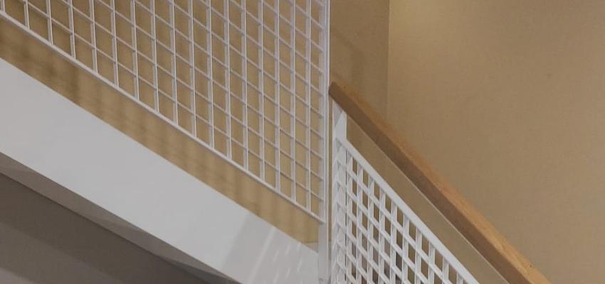 Escalera Estilo moderno Color beige, blanco, gris  diseñado por REFORMAS EL MIRADOR | Reformista, constructor | Copyright Cambio de color de pintura, saneamientos de paredes y barandillas