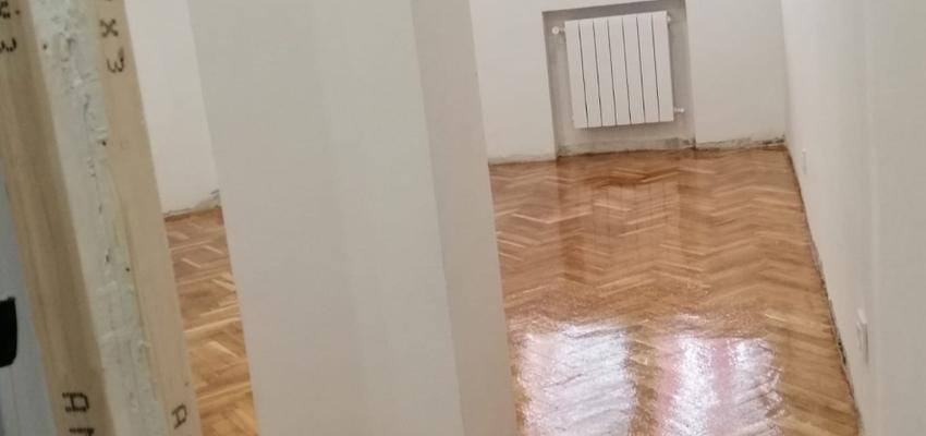 Salon Estilo clasico Color beige, marron, bronce  diseñado por REFORMAS EL MIRADOR | Reformista, constructor | Copyright Trabajo realizado de Parquet y pintura.