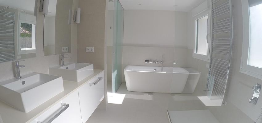 Baño Estilo moderno Color blanco, gris  diseñado por REFORMADISIMO | Gremio | Copyright REFORMADISIMO