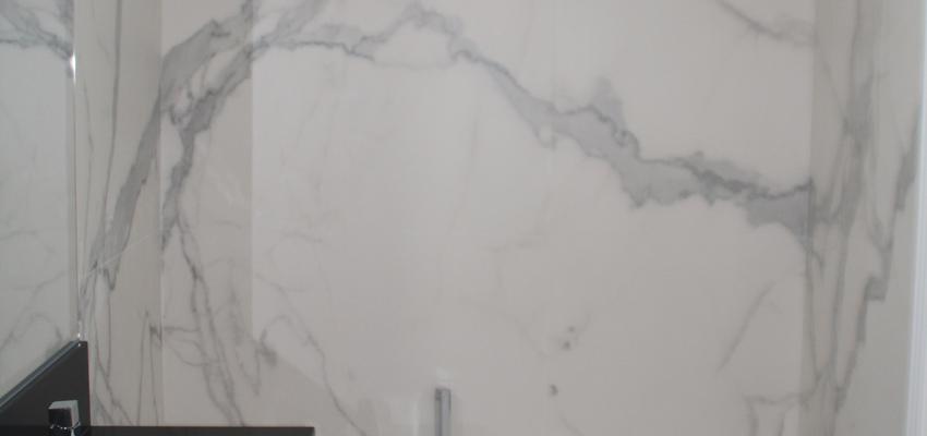 Baño Estilo moderno Color blanco, gris, gris, negro  diseñado por REFORMADISIMO | Gremio | Copyright REFORMADISIMO