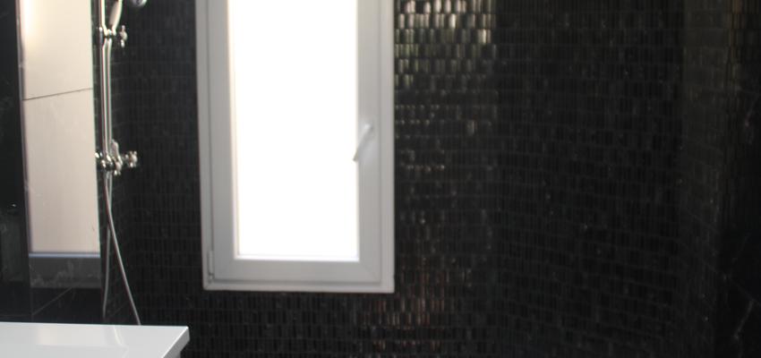 Baño Estilo moderno Color negro, plateado  diseñado por REFORMADISIMO | Gremio | Copyright REFORMADISIMO