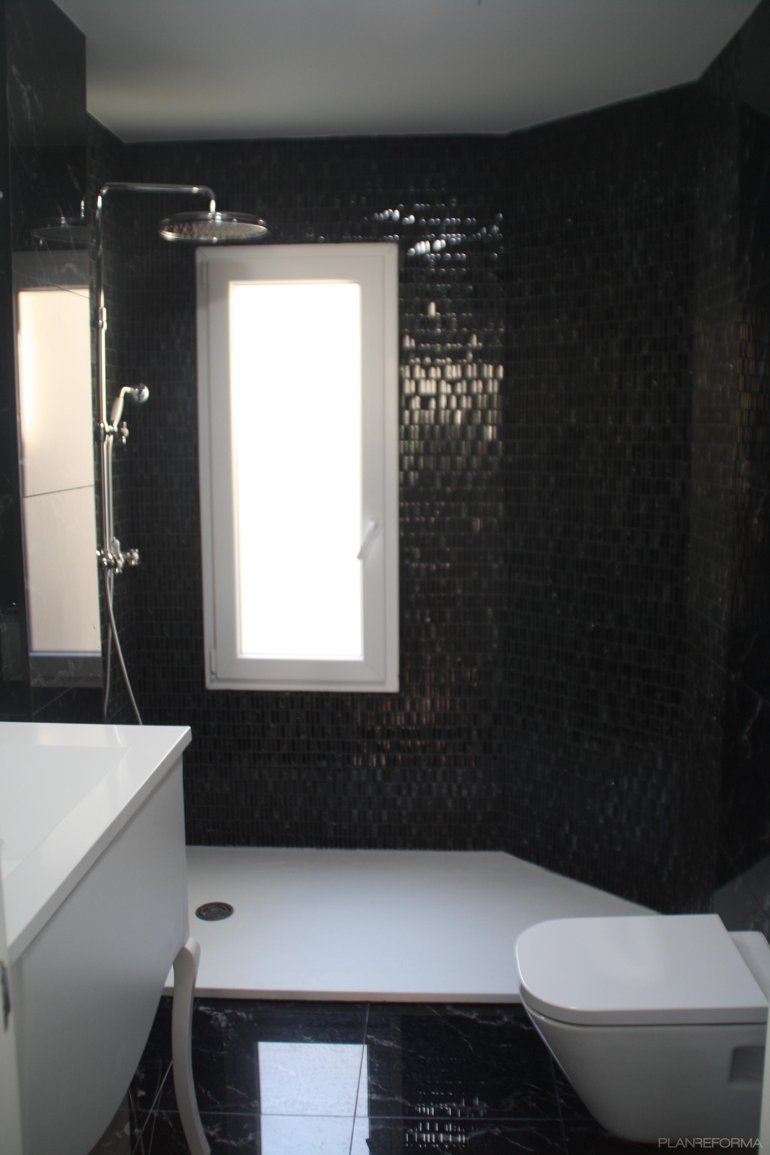 Baño Estilo moderno Color negro, plateado  diseñado por REFORMADISIMO | Gremio | Copyright REFORMADISIMO