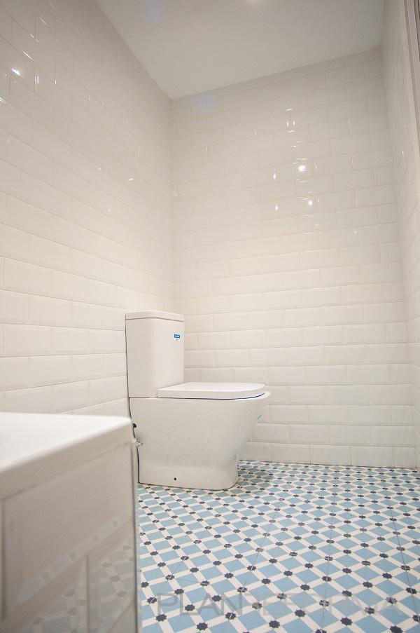 Baño Estilo clasico Color azul cielo, azul oscuro, plateado