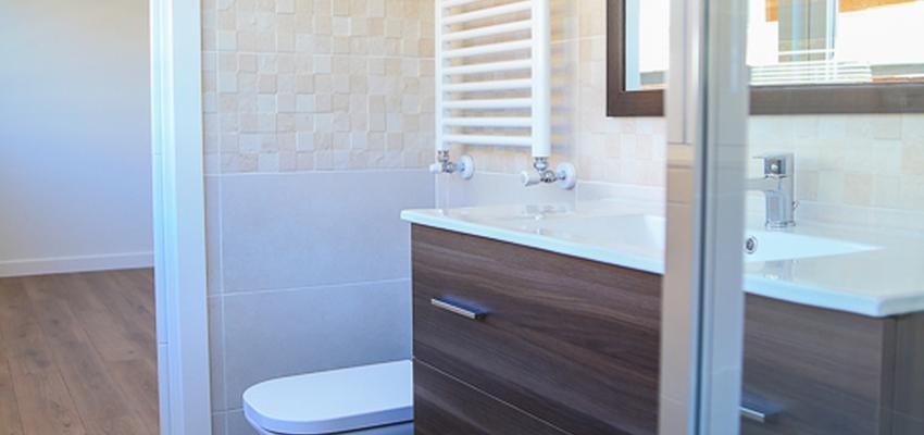 Baño Estilo contemporaneo Color marron, marron, marron  diseñado por REFORMADISIMO | Gremio | Copyright REFORMADISIMO